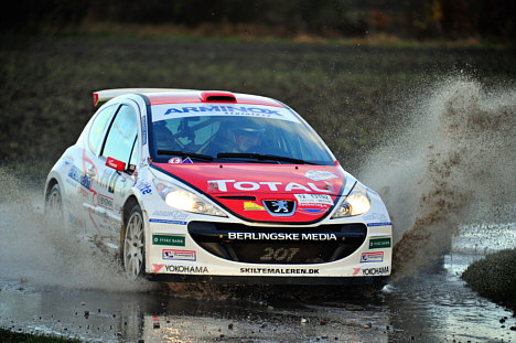 Vandt sit ottende danmarksmesterskab: Karl-Åge Jensen – der her forcerer vandmasserne i Bygma Rally – skal fremover promovere dansk rallysport.
